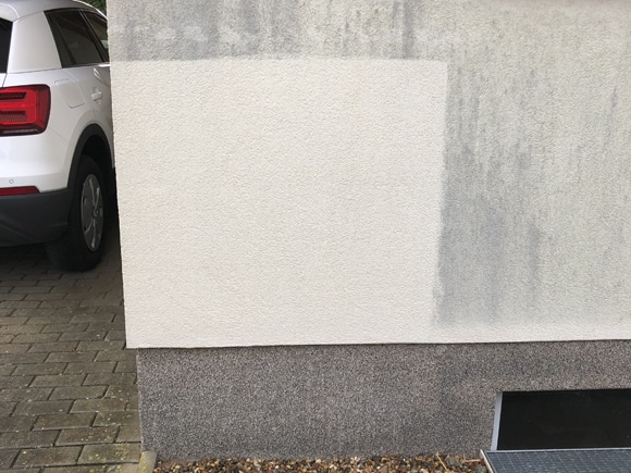 Kostenlose Probefläche: ein sauberes Rechteck auf einer verschmutzten Wand.