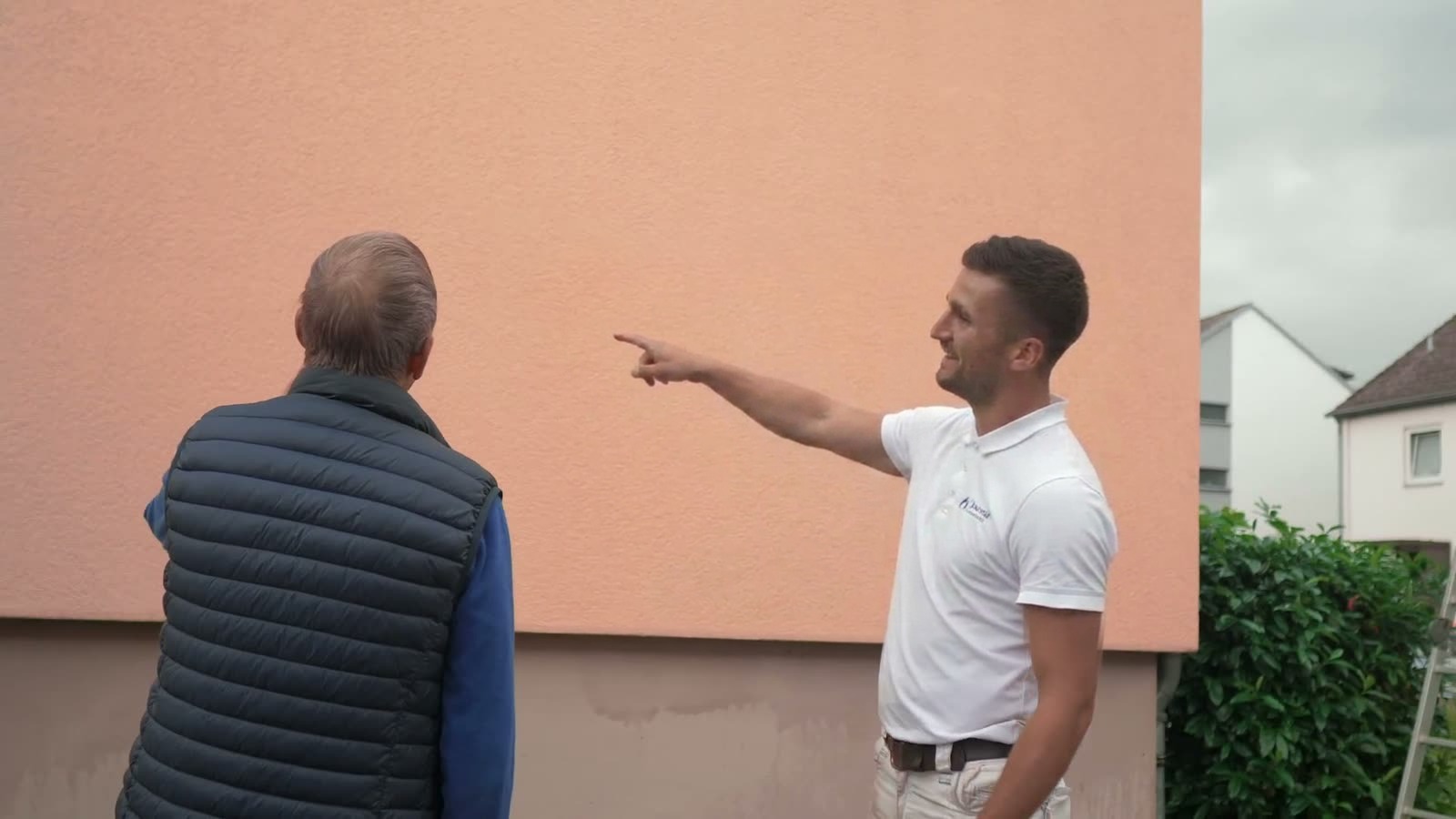 Steven Allerkamp bespricht die gereinigte Fassade vor Ort mit einem Eigentümer.