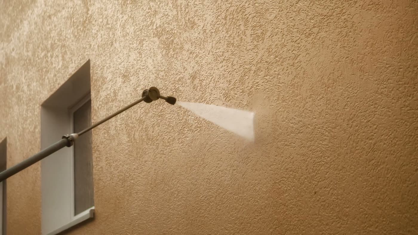 Sanftes Abspülen der gelösten Verschmutzung, die Düse arbeitet mit flachem Strahl auf den Putz.