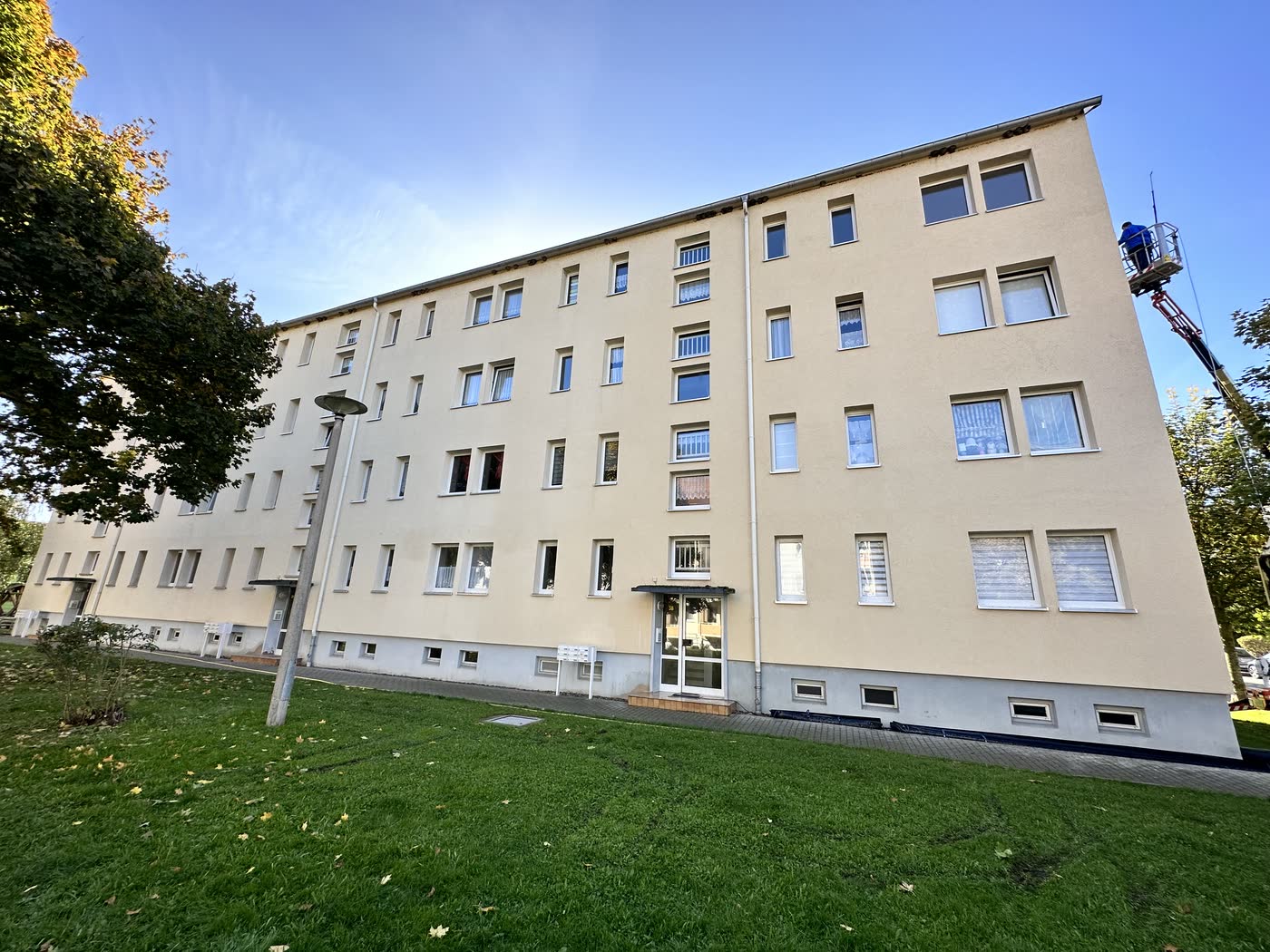 Dieselbe Giebelseite nach der Reinigung, der Putz wieder durchgehend hell.