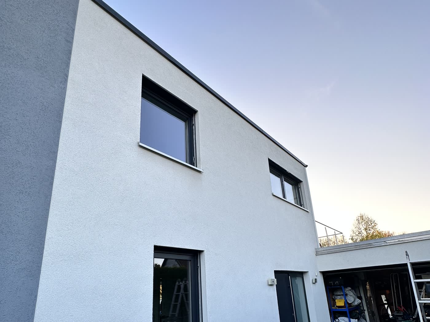Dieselbe Giebelwand nach der Reinigung, der Putz wieder weiß.