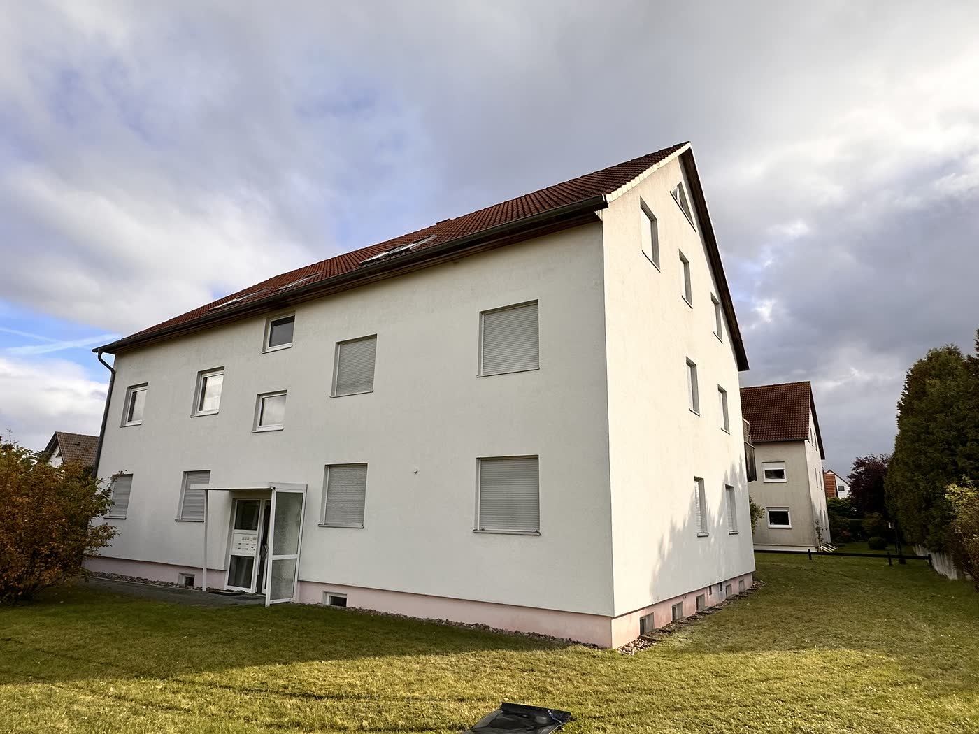 Dieselbe Giebelwand nach der Reinigung, der Putz wieder gleichmäßig hell.